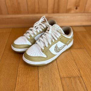 Nike Dunk Low ESS Barley Paisley White Khaki Brown Size 7 (DH4401-104 )